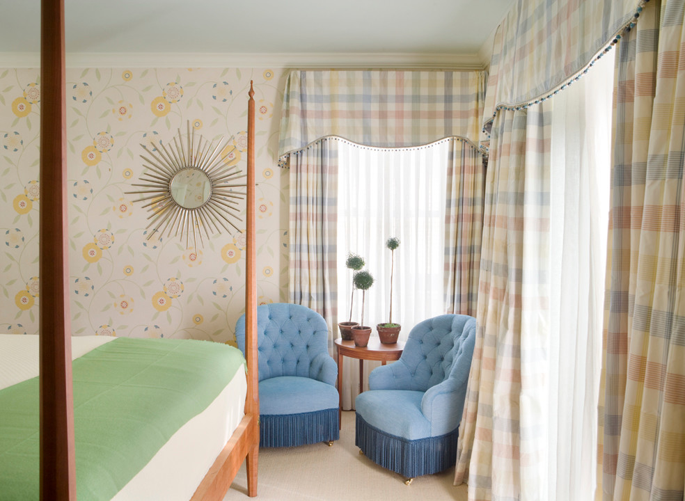 Foto de habitación de invitados de estilo americano de tamaño medio con paredes multicolor y moqueta