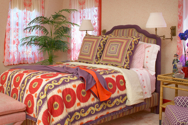 Foto di una camera da letto bohémian con pareti rosse