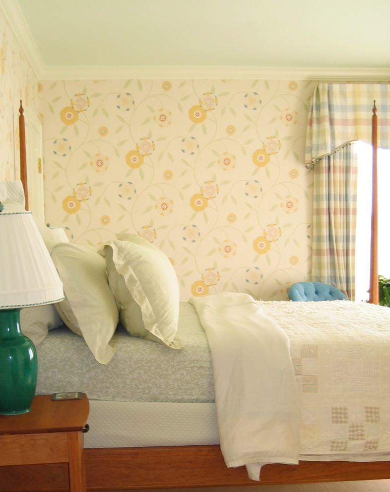 Diseño de habitación de invitados de estilo americano de tamaño medio con paredes amarillas y moqueta