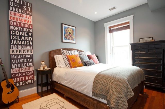 Foto de habitación de invitados urbana de tamaño medio con paredes grises y suelo de madera clara