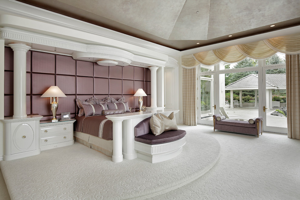 Стильный дизайн: огромная хозяйская спальня в современном стиле с бежевыми стенами, ковровым покрытием и белым полом - последний тренд