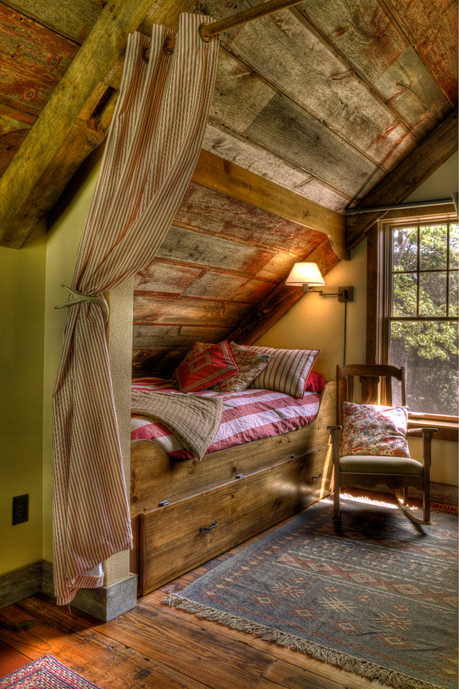 Rustikales Schlafzimmer mit beiger Wandfarbe und braunem Holzboden in Minneapolis