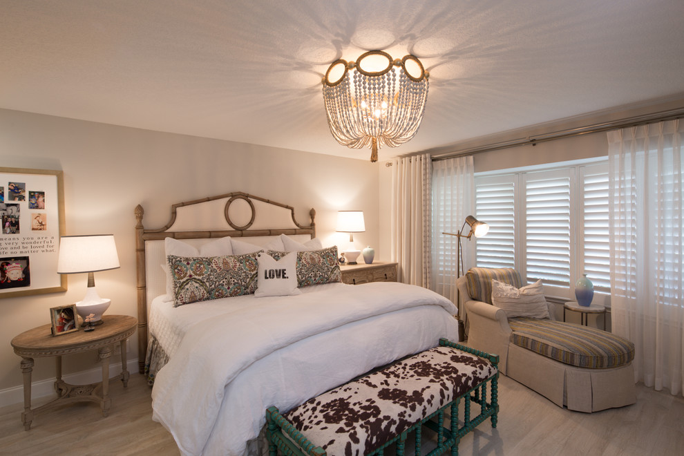 Стильный дизайн: хозяйская спальня в стиле неоклассика (современная классика) с серыми стенами и светлым паркетным полом - последний тренд