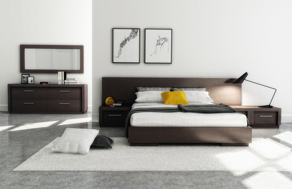 Стильный дизайн: большая хозяйская спальня в современном стиле с белыми стенами и бетонным полом без камина - последний тренд