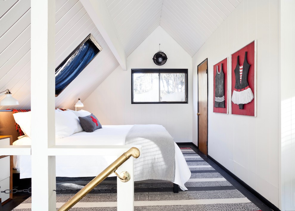 Ejemplo de dormitorio tipo loft ecléctico de tamaño medio sin chimenea con paredes blancas, suelo negro y suelo laminado