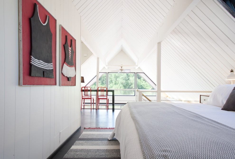 ポートランドにある中くらいなエクレクティックスタイルのおしゃれなロフト寝室 (白い壁、暖炉なし、黒い床、ラミネートの床)