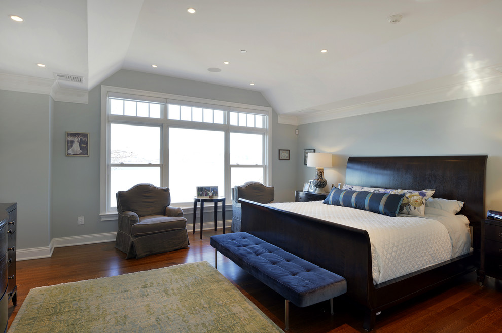 Ejemplo de dormitorio principal clásico grande con paredes verdes y suelo de madera clara