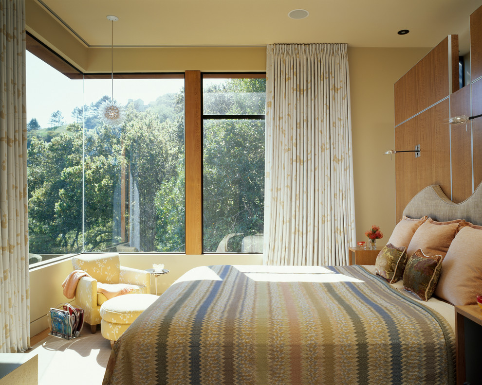 Стильный дизайн: спальня в современном стиле с коричневыми стенами - последний тренд