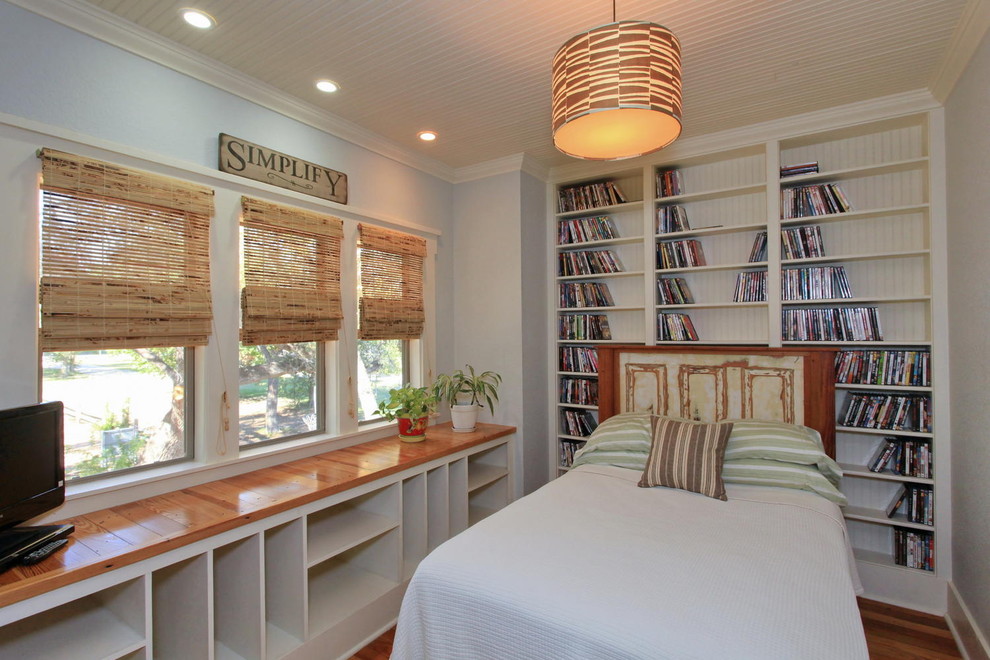 Diseño de habitación de invitados clásica sin chimenea con paredes grises y suelo de madera en tonos medios