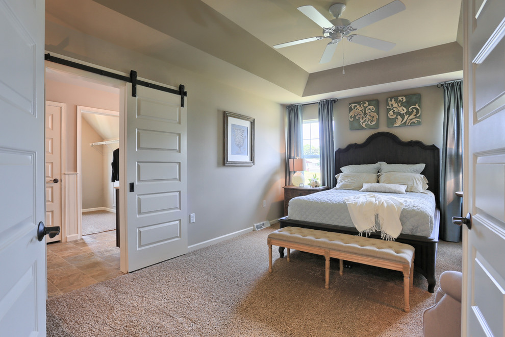 Diseño de dormitorio principal clásico de tamaño medio con paredes beige y moqueta