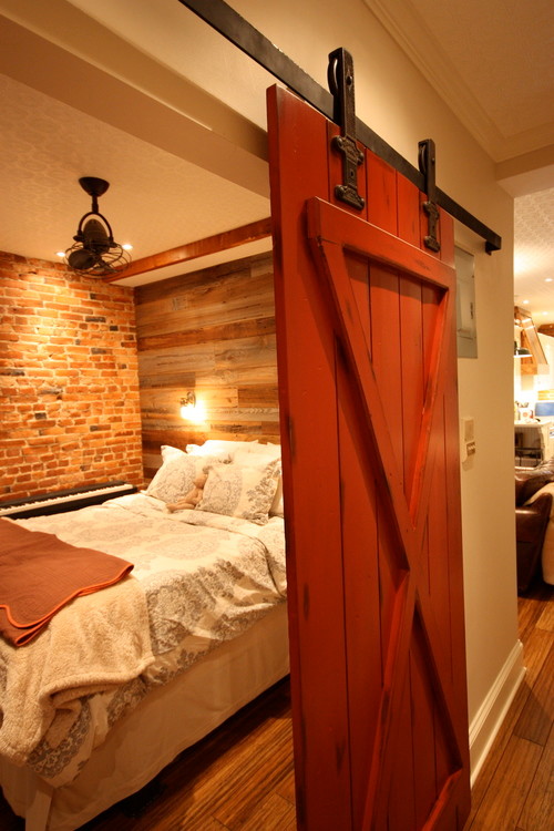 ニューヨークにある小さなカントリー風のおしゃれな主寝室 (グレーの壁、竹フローリング、グレーとブラウン) のインテリア