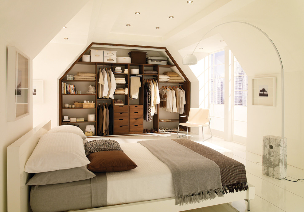 ウエストミッドランズにある広いコンテンポラリースタイルのおしゃれな客用寝室 (白い壁) のインテリア