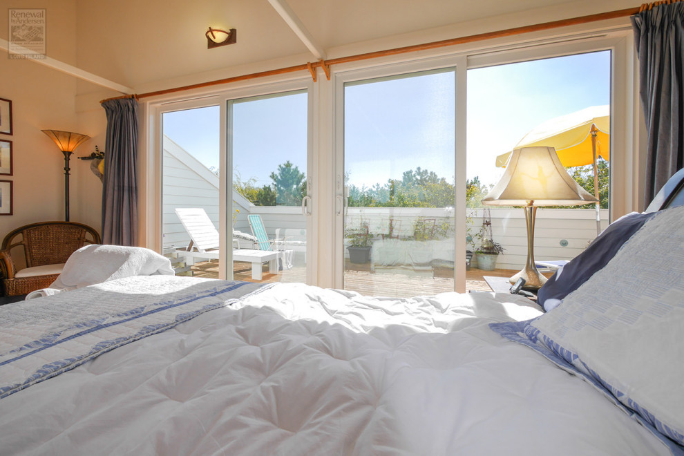 Ejemplo de dormitorio principal de tamaño medio con paredes beige y suelo de madera en tonos medios