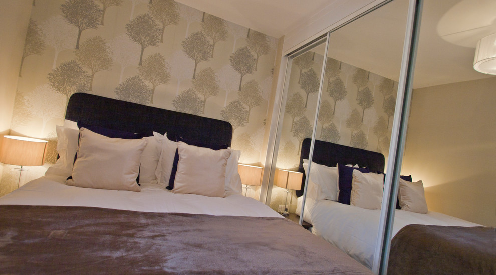 Imagen de dormitorio principal clásico renovado pequeño con paredes beige y moqueta