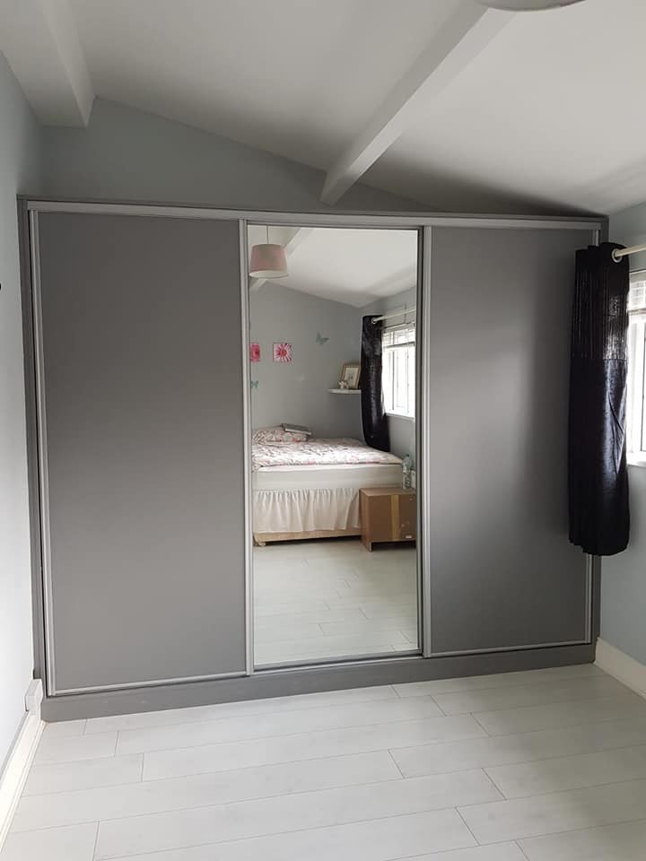 Источник вдохновения для домашнего уюта: гостевая спальня среднего размера, (комната для гостей) в современном стиле с серыми стенами, полом из ламината и белым полом без камина