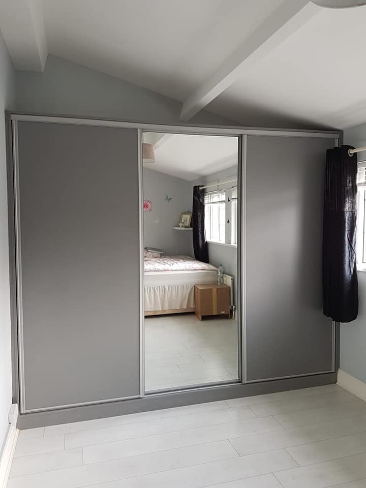 Idéer för ett mellanstort modernt gästrum, med grå väggar, laminatgolv och vitt golv