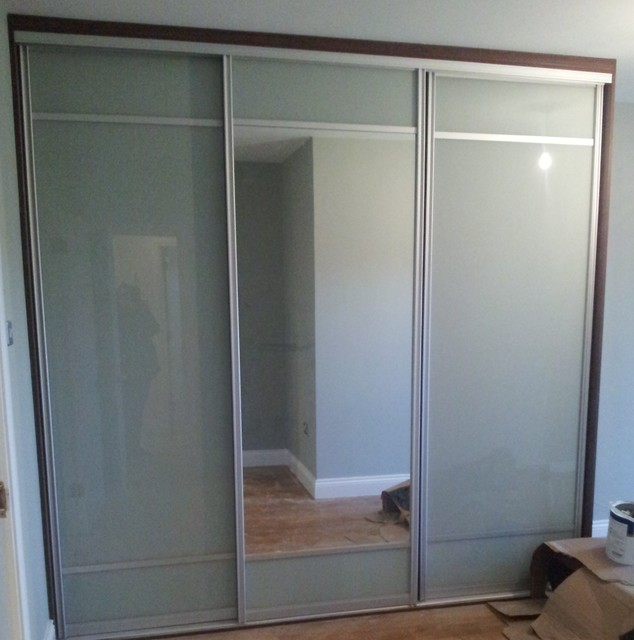 Sliding wardrobes Contemporáneo Dormitorio Dublín de Dee Design