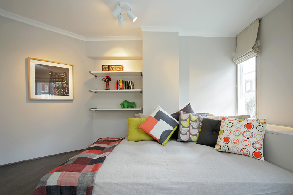 Идея дизайна: маленькая хозяйская спальня в современном стиле с серыми стенами и паркетным полом среднего тона для на участке и в саду