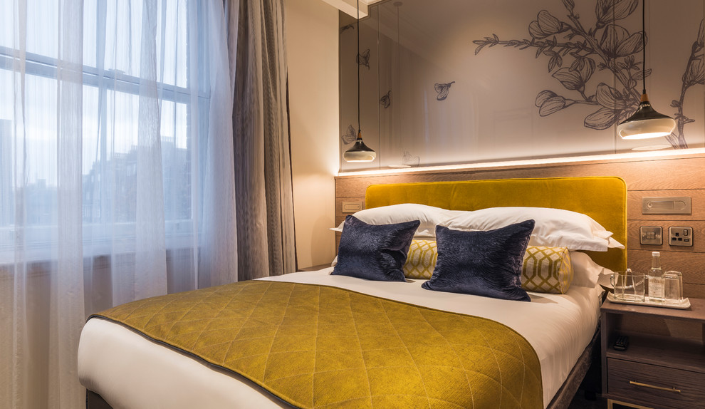 Свежая идея для дизайна: маленькая гостевая спальня (комната для гостей) в современном стиле с бежевыми стенами, ковровым покрытием и серым полом для на участке и в саду - отличное фото интерьера
