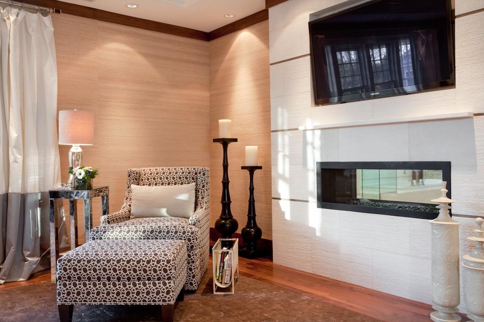 Стильный дизайн: хозяйская спальня среднего размера в классическом стиле с бежевыми стенами, паркетным полом среднего тона, двусторонним камином и фасадом камина из камня - последний тренд