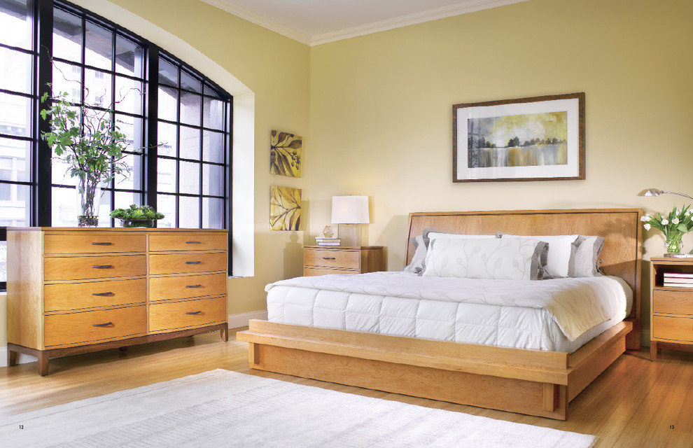 Свежая идея для дизайна: спальня среднего размера в стиле модернизм с желтыми стенами и светлым паркетным полом без камина - отличное фото интерьера