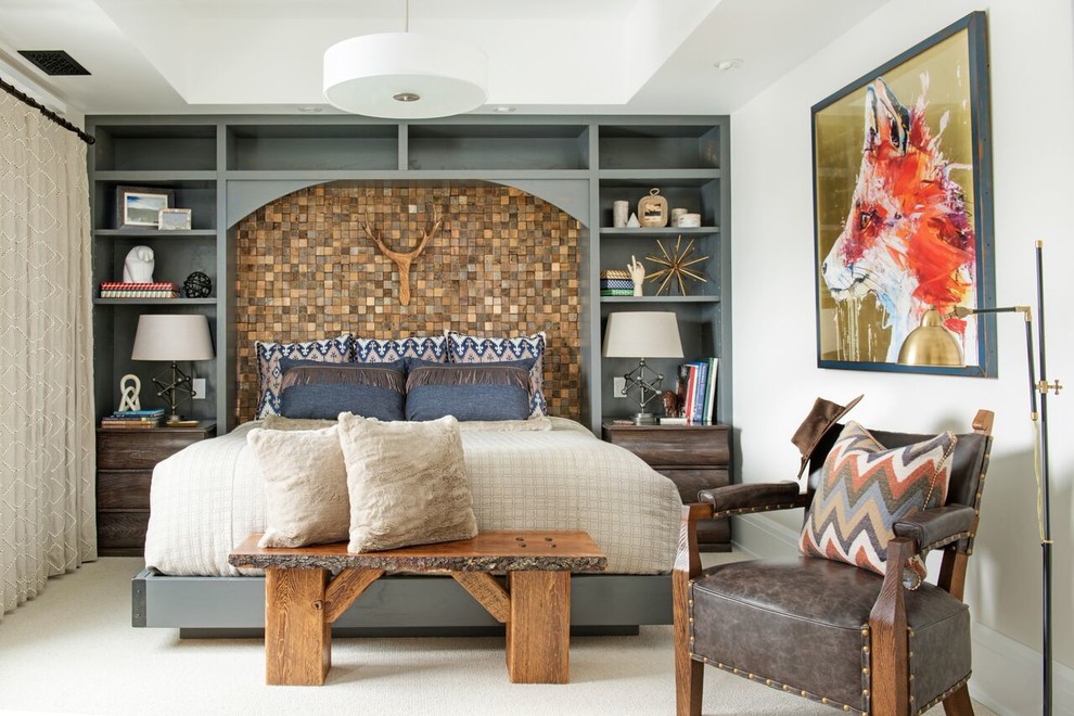 Esempio di una camera da letto american style con pareti bianche, moquette e pavimento beige