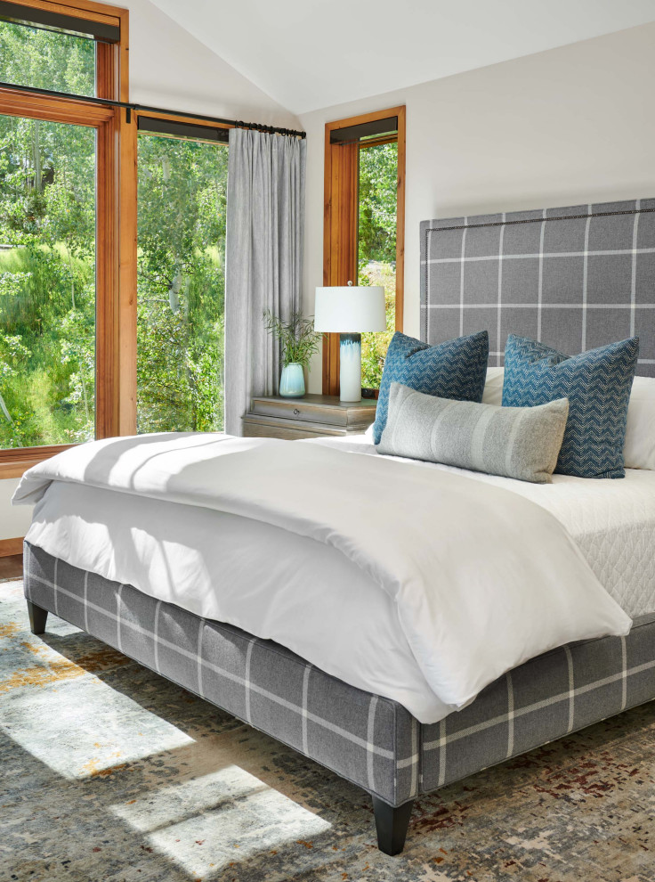 Стильный дизайн: хозяйская спальня среднего размера в стиле рустика с серыми стенами, ковровым покрытием, серым полом и сводчатым потолком без камина - последний тренд