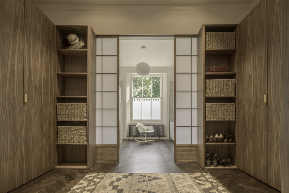 Klassisches Schlafzimmer ohne Kamin mit dunklem Holzboden in London