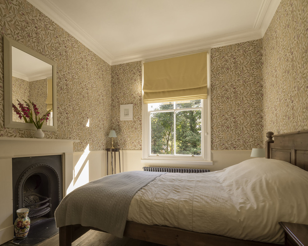 ロンドンにあるトラディショナルスタイルのおしゃれな寝室 (白い壁、淡色無垢フローリング、標準型暖炉、金属の暖炉まわり) のレイアウト