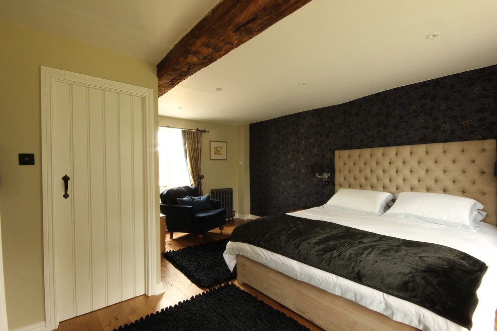На фото: спальня в стиле кантри с черными стенами и паркетным полом среднего тона с