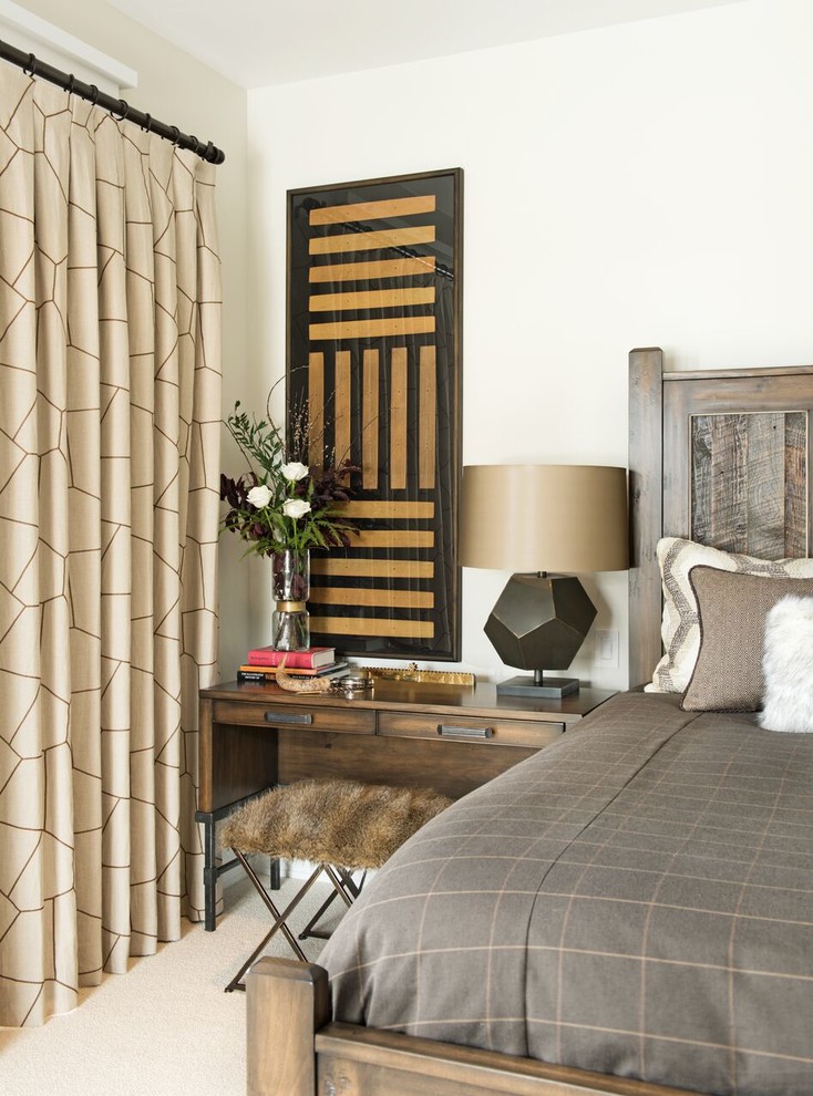 Imagen de dormitorio clásico renovado con paredes blancas, moqueta y suelo beige