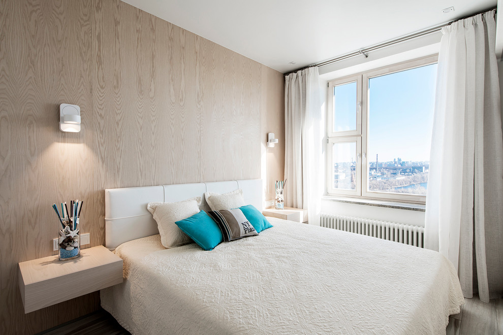 Ejemplo de dormitorio principal moderno de tamaño medio sin chimenea con paredes beige