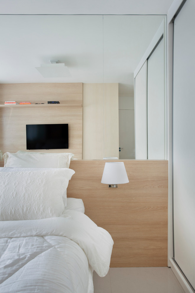 Idée de décoration pour une petite chambre parentale minimaliste avec un mur beige et un sol en carrelage de porcelaine.