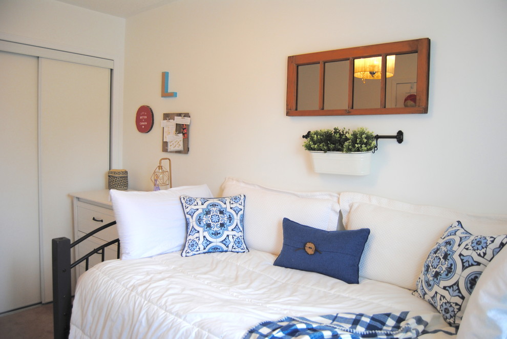 Modelo de habitación de invitados de estilo de casa de campo pequeña sin chimenea con paredes blancas, moqueta y suelo beige
