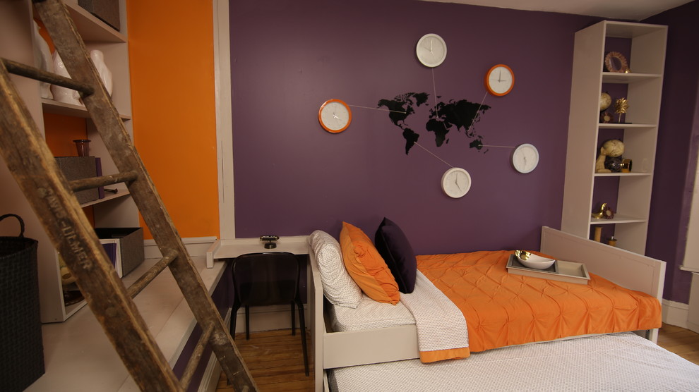 Foto de dormitorio moderno pequeño sin chimenea con paredes púrpuras y suelo de madera clara