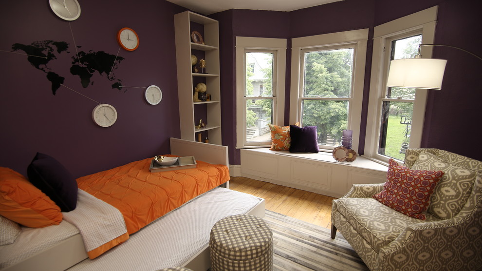 Diseño de dormitorio minimalista pequeño sin chimenea con paredes púrpuras y suelo de madera clara