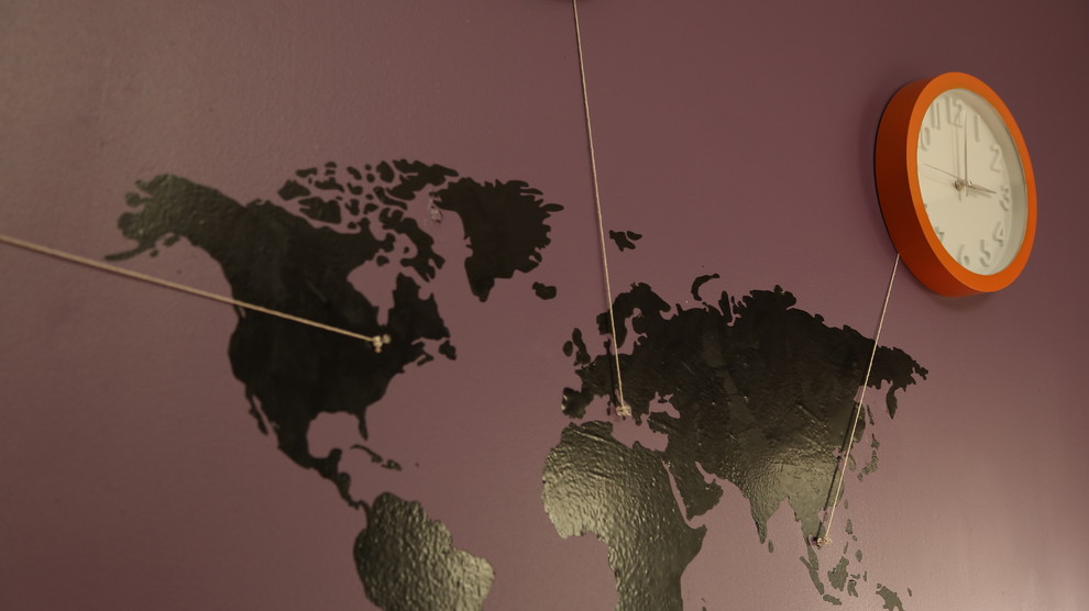 Cette image montre une petite chambre minimaliste avec un mur violet, parquet clair et aucune cheminée.