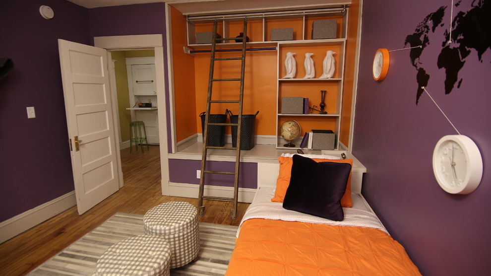 Idee per una piccola camera da letto moderna con pareti viola, parquet chiaro e nessun camino