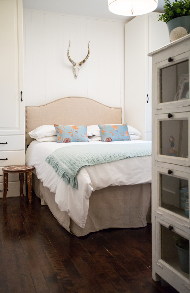 Modelo de dormitorio clásico renovado con paredes blancas y suelo de madera oscura