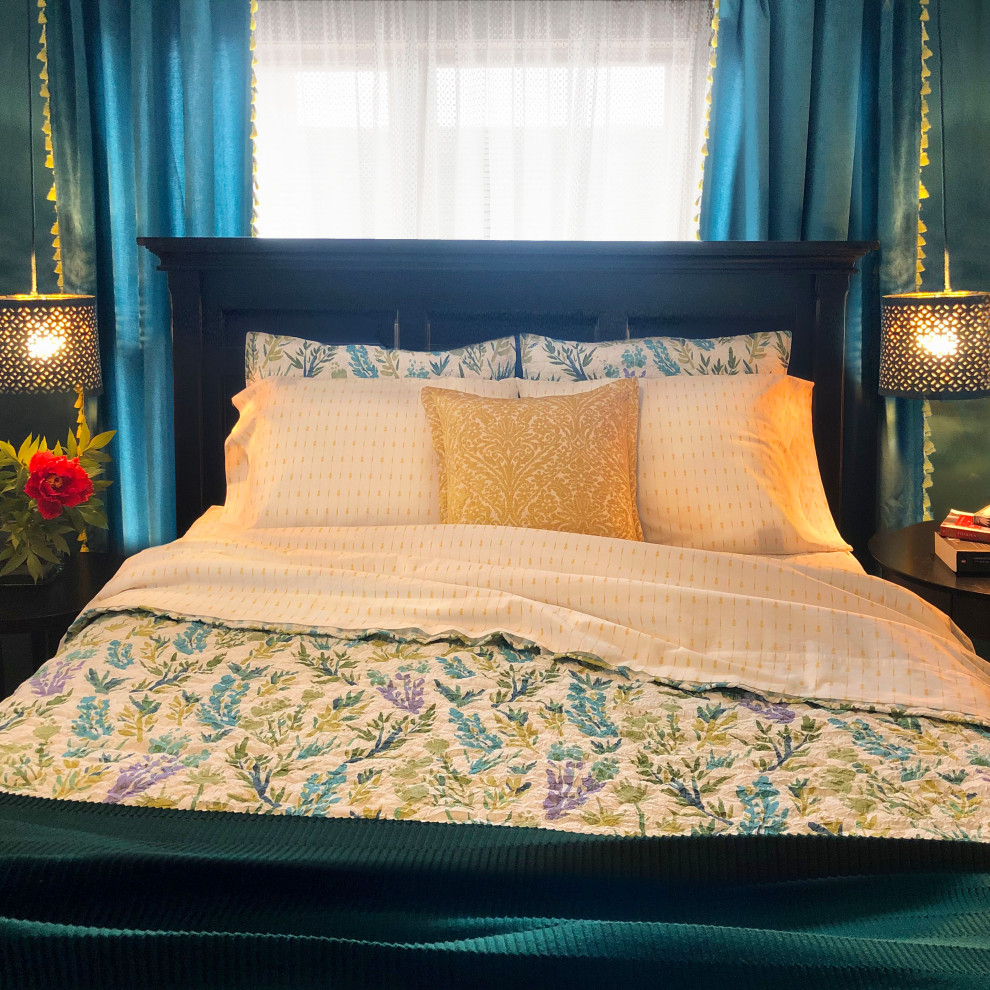 シアトルにある中くらいなコンテンポラリースタイルのおしゃれな客用寝室 (緑の壁、無垢フローリング、茶色い床)