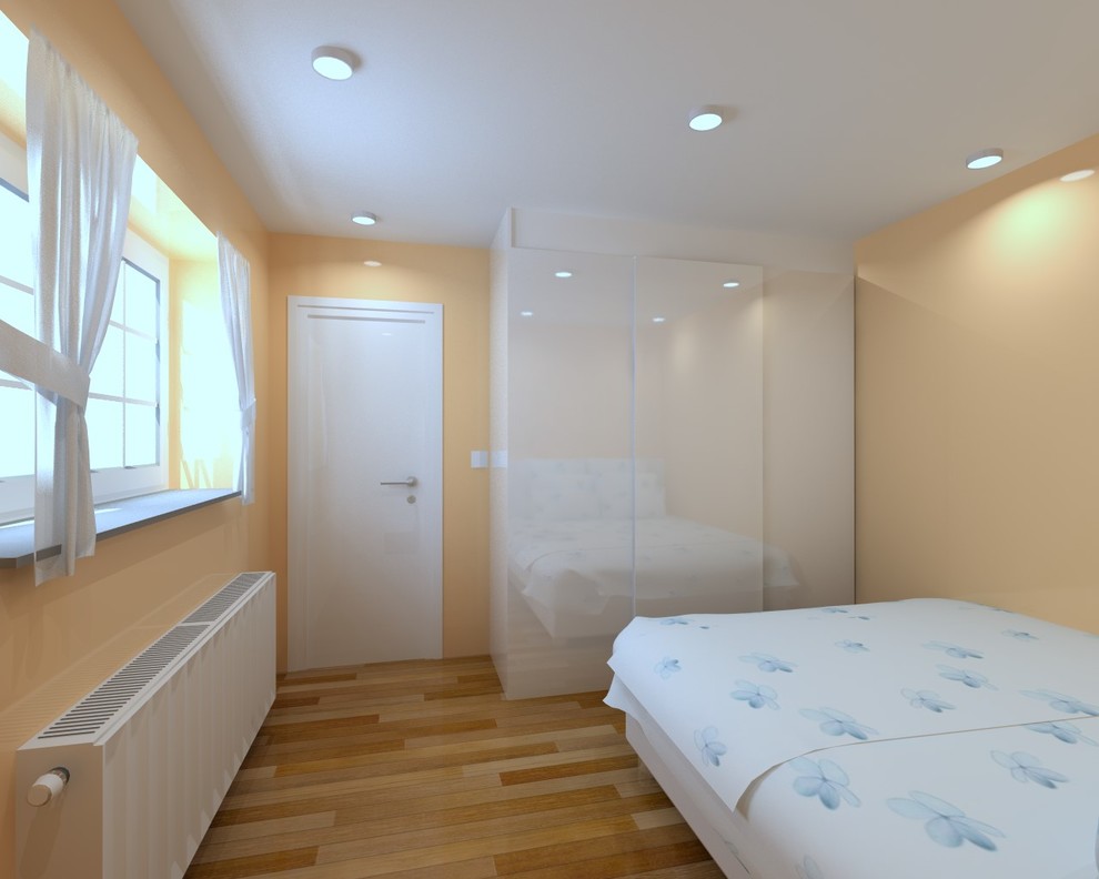 Cette image montre une petite chambre parentale design avec un mur orange, parquet clair et un sol marron.