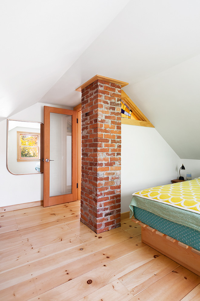 ポートランド(メイン)にある小さなコンテンポラリースタイルのおしゃれな主寝室 (白い壁、淡色無垢フローリング、暖炉なし、ベージュの床)