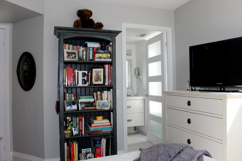 Imagen de dormitorio principal clásico renovado pequeño con paredes grises y suelo de madera oscura