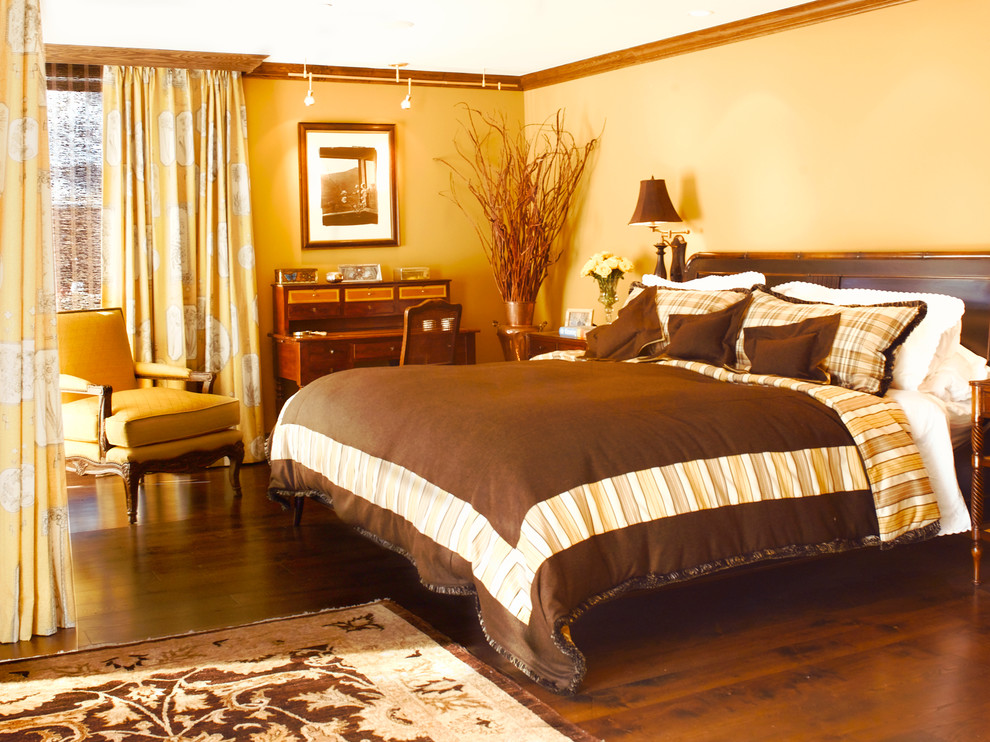 デンバーにある広いトラディショナルスタイルのおしゃれな主寝室 (濃色無垢フローリング、ベージュの壁、暖炉なし、茶色い床) のインテリア