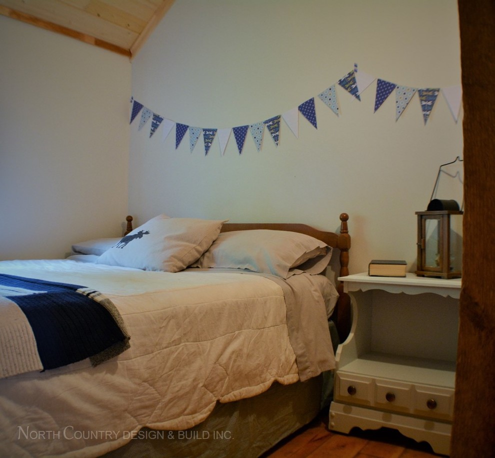 Ispirazione per una piccola camera degli ospiti stile shabby con pareti grigie e pavimento in legno massello medio