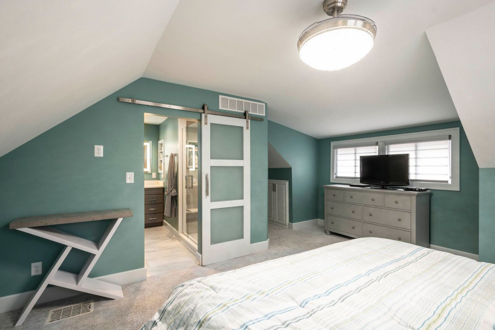 Diseño de dormitorio principal ecléctico pequeño con paredes verdes, moqueta y suelo gris