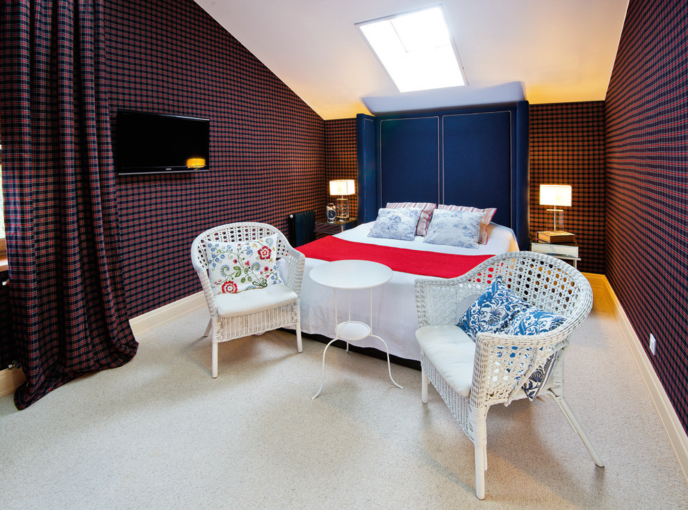 Пример оригинального дизайна: маленькая хозяйская спальня в стиле фьюжн с синими стенами и ковровым покрытием для на участке и в саду