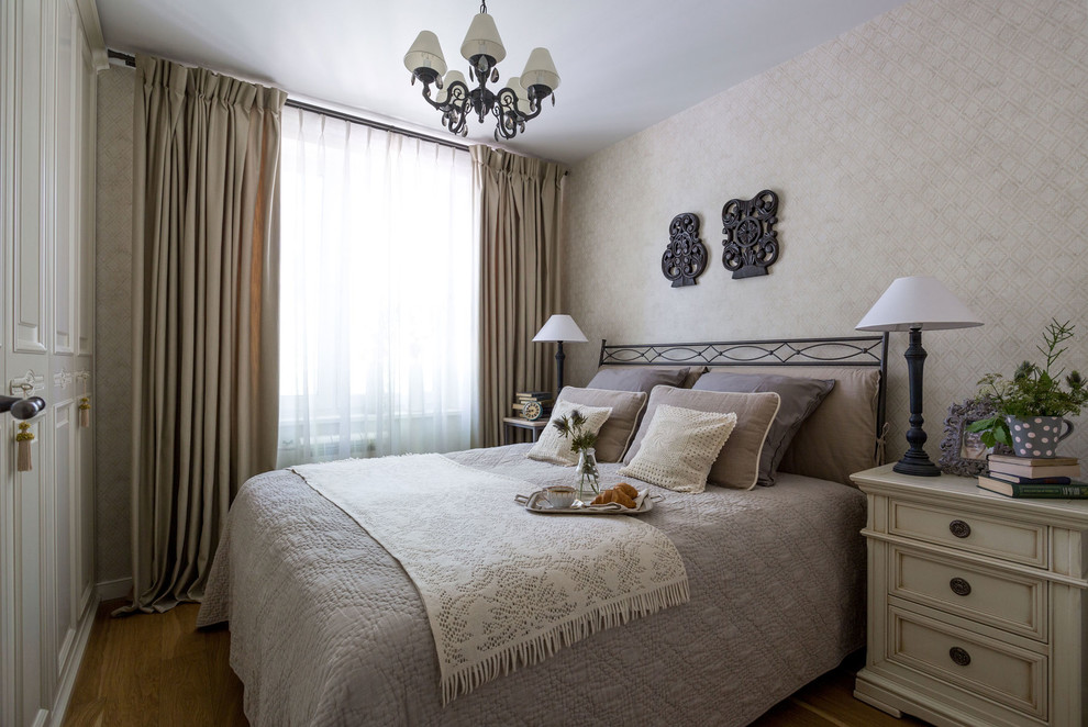 モスクワにあるトラディショナルスタイルのおしゃれな寝室