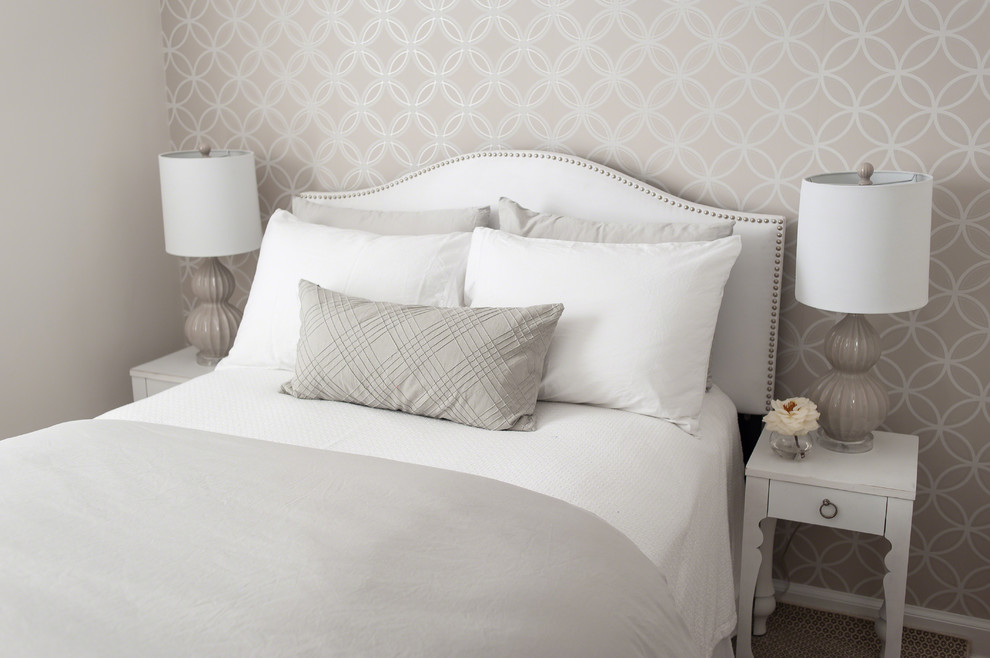 ニューヨークにある中くらいなトランジショナルスタイルのおしゃれな客用寝室 (グレーの壁、濃色無垢フローリング)