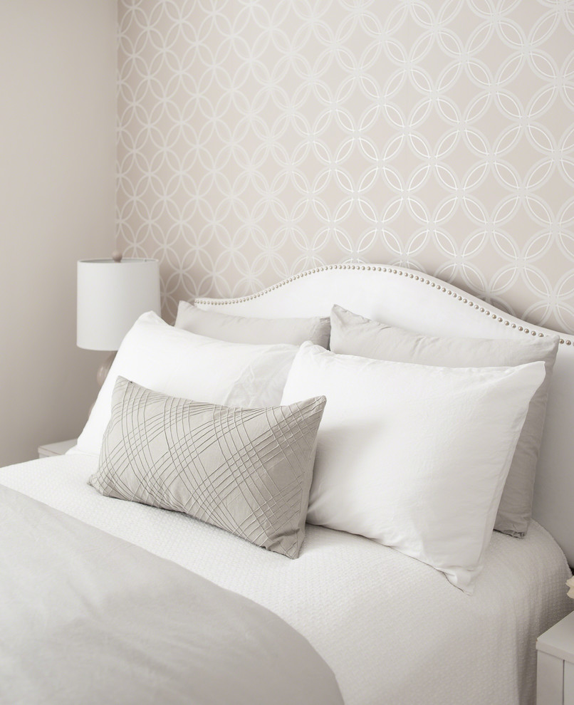 На фото: гостевая спальня среднего размера, (комната для гостей) в современном стиле с серыми стенами и темным паркетным полом